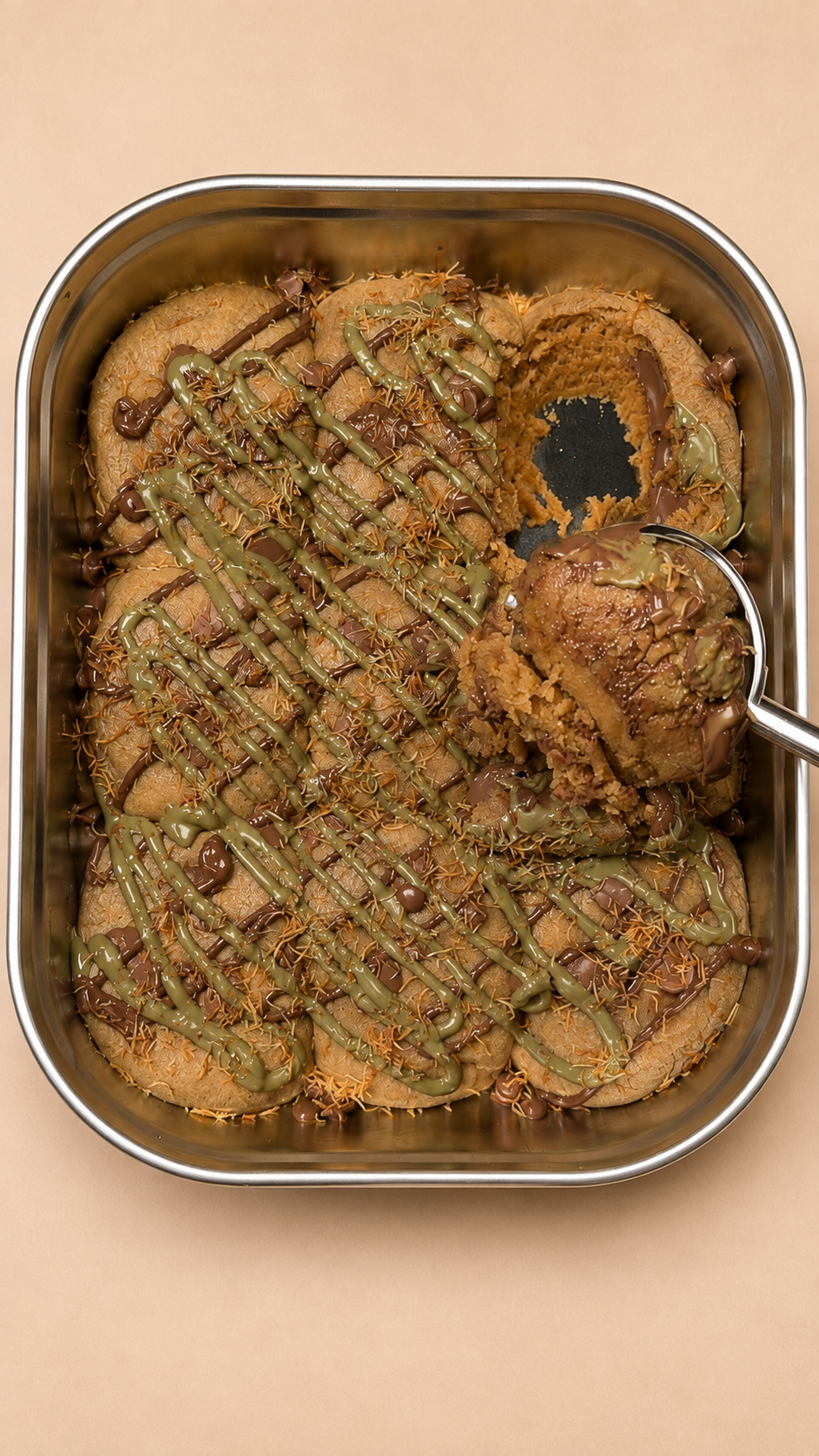 Dubai-cookie med pistagedrizzle, choklad och krispig kunaffe i serveringsbleck